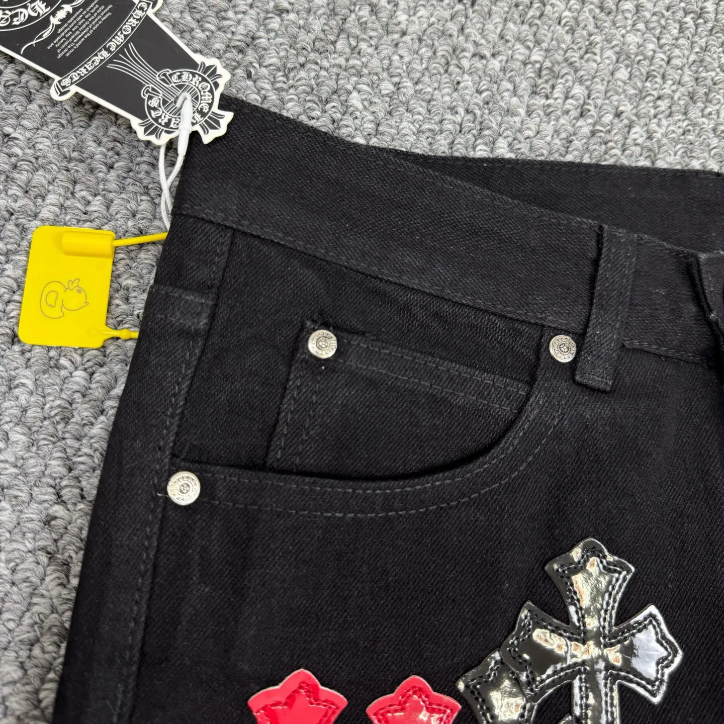 P240 Style No.: H836 ChromeHearts & ChromeHearts Patent Leather Spliced ​​Red Cross Spliced ​​Leather Straight Jeans Ceiling-Level Jeans A pair is hard to find at the counter‼ ️About Zangyin✅This is an extremely luxurious fashion brand that can also be called the aristocracy of the high street. It has always been an exclusive brand for some hipsters or rich second generations. The color of this model is already very eye-catching by using a unique washed material. It is decorated with pink patch cross flowers, which cleverly highlights the charm of the brand. Secondly, this model adopts a classic high-waist cut design, which highlights the long legs and fashionable temperament of the upper body. The brand is highly recognizable and the slim-fitting configuration is more suitable for daily wear. The personality will be fashionable and the specifications can be seen at a glance. Materials and technology ✅ Needless to say, this point goes without saying. As an excellent craftsman brand, Zangyin's requirements for details and craftsmanship are really perfect. The washed color of this model has gone through a lot of processes, not to mention the embellishment of the denim appliqués. It is also purely handmade and sewn. Just like what they believe in, only handmade things have soul and have the meaning of wearing. A top-notch heavy-duty fashionable denim item, recommended by both hands‼ ️ Size: 28, 30, 32, 34, 36 (S-XXL) Color: black